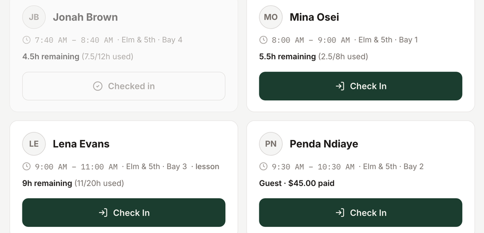 Kiosk arrival cards with names, times, bays and remaining hours